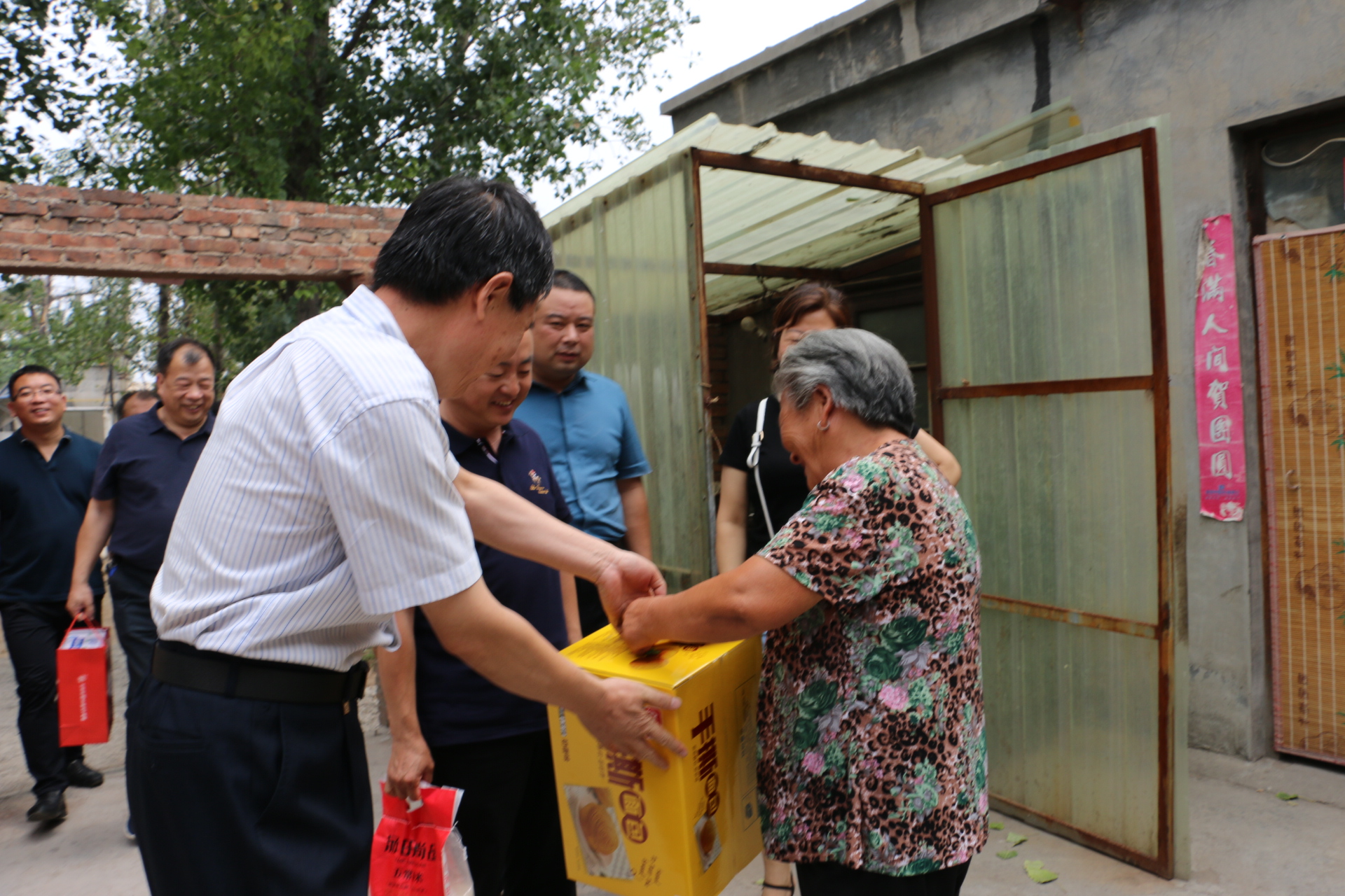 学校领导走访慰问当地困难群众.JPG