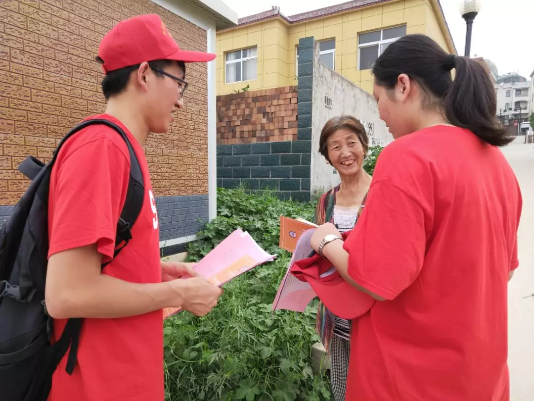 15 青年普法宣讲团成员深入村民问卷调查.png