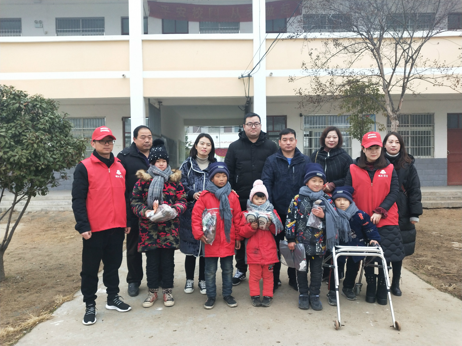 1577265321401029.jpg 图为志愿者与孩子们合影 中国青年报通讯员卢昊供图_meitu_2.jpg