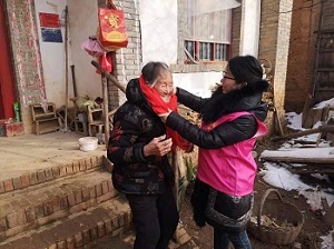 1579267963610710.jpg 志愿者在老人家中3.jpg