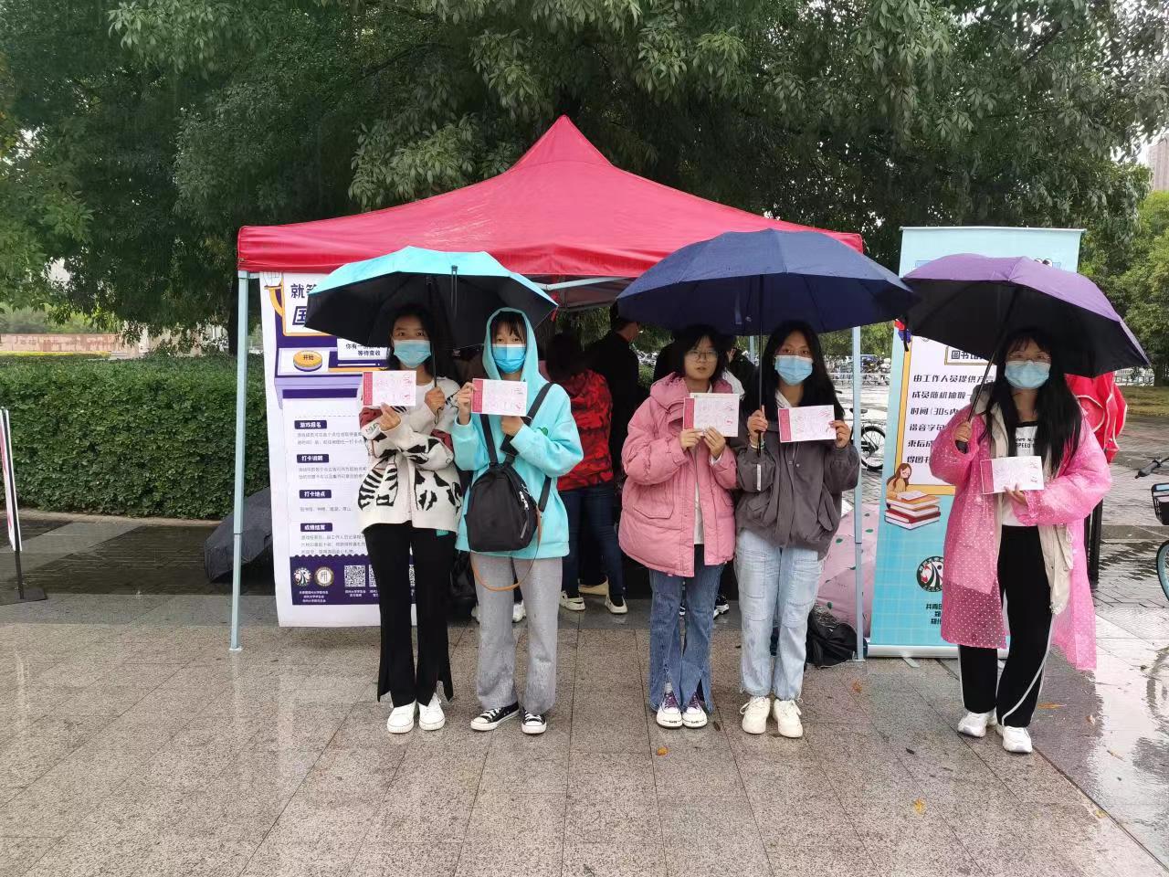 1665298670196680.jpg 图为学生积极参加园游会盖章打卡活动.jpg